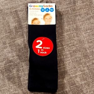 RICHELIEU GIRLS NEW GROWING SOCKS SIZE 5-8. THESE SOCKS GROWWITH KIDS